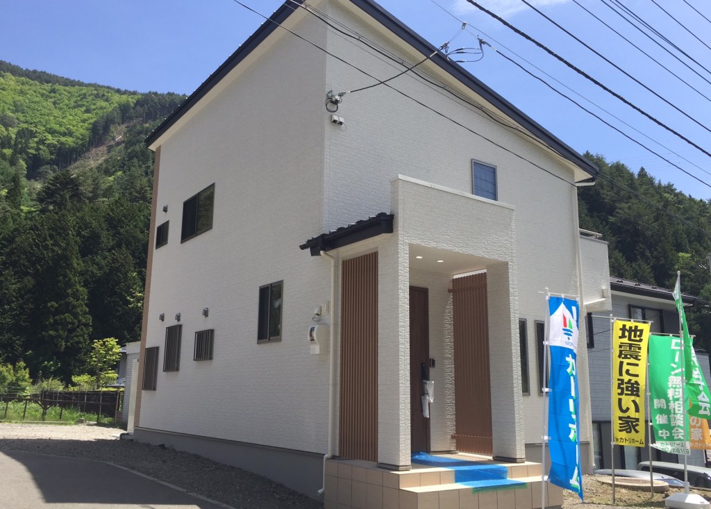 【富士吉田市】アクセントクロスでおしゃれにシンプルモダン戸建て住宅Ｈ様邸