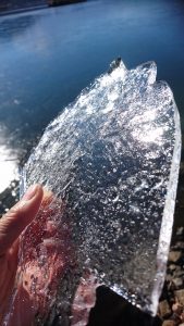 湖畔　薄氷が….