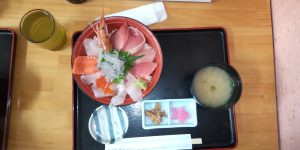 市場で昼食