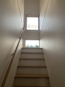 階段の窓 *