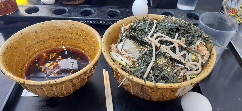 なぜ蕎麦にラー油を入れるのか。