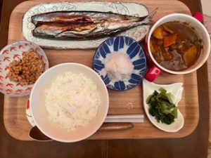 秋刀魚　<゜)))彡