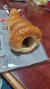 衝撃のチョココロネ