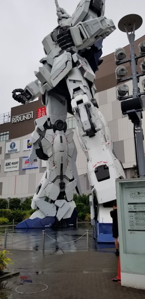 お台場の実物大ユニコーンガンダム立像の全体写真（雨の日のダイバーシティ東京プラザ前）