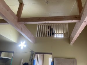 小屋裏の手すり