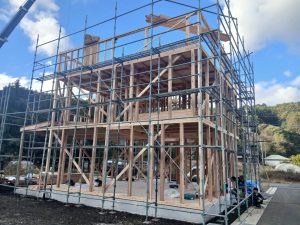 大嵐にて建て方！